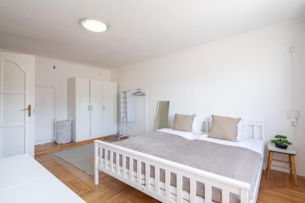 Cityscape Budget Vaci Apartment